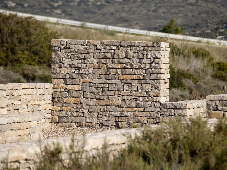 aménagements des anciens salins de Frontignan par Detours paysagistes détail murets pierre