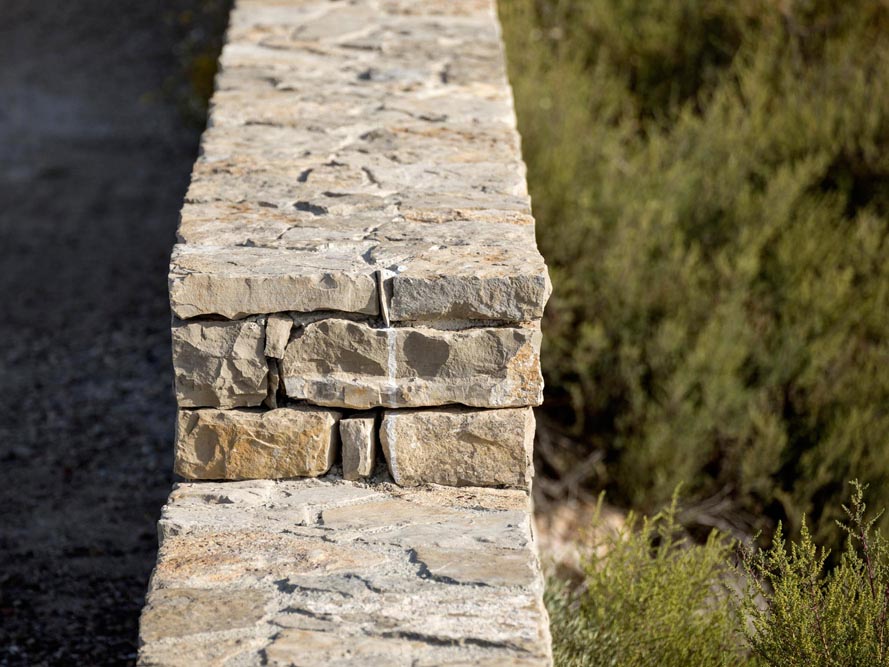aménagements des anciens salins de Frontignan par Detours paysagistes muret pierres