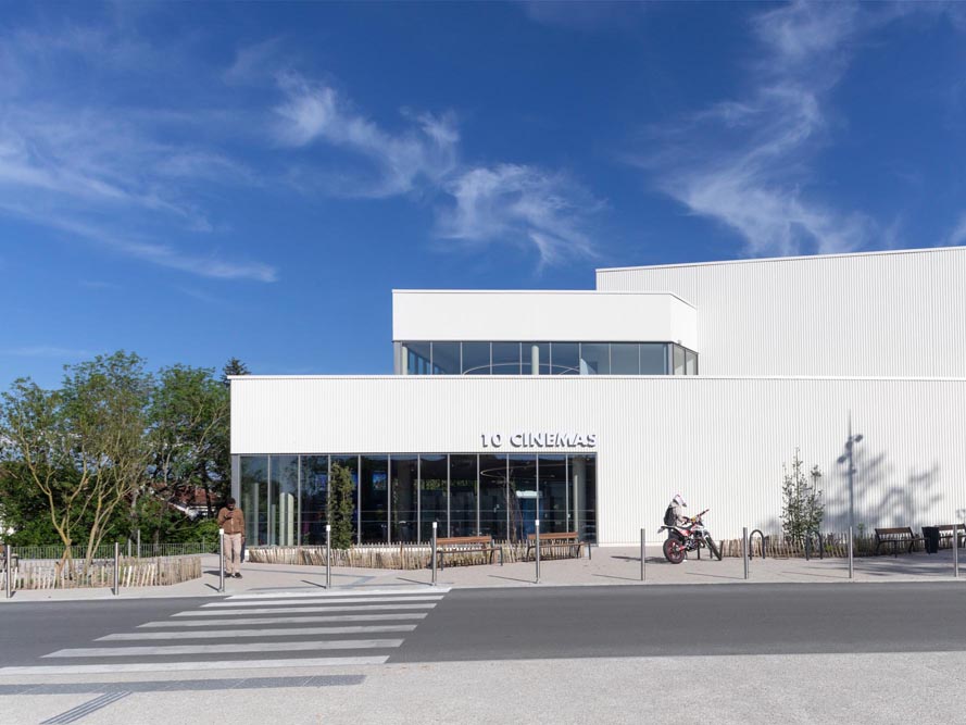 CGR cinema de Castres par Lineaire A architectes entrée