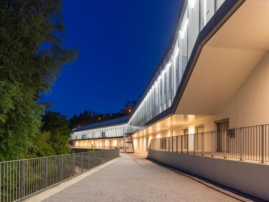 CGR cinema de Castres par Lineaire A architectes vue exterieure au printemps