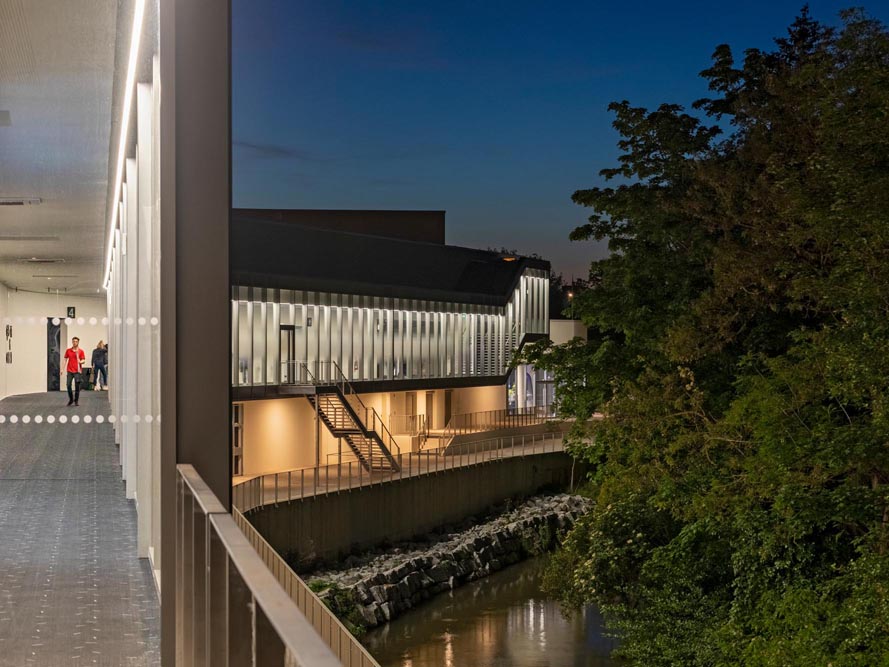 CGR cinema de Castres par Lineaire A architectes vue exterieure au printemps